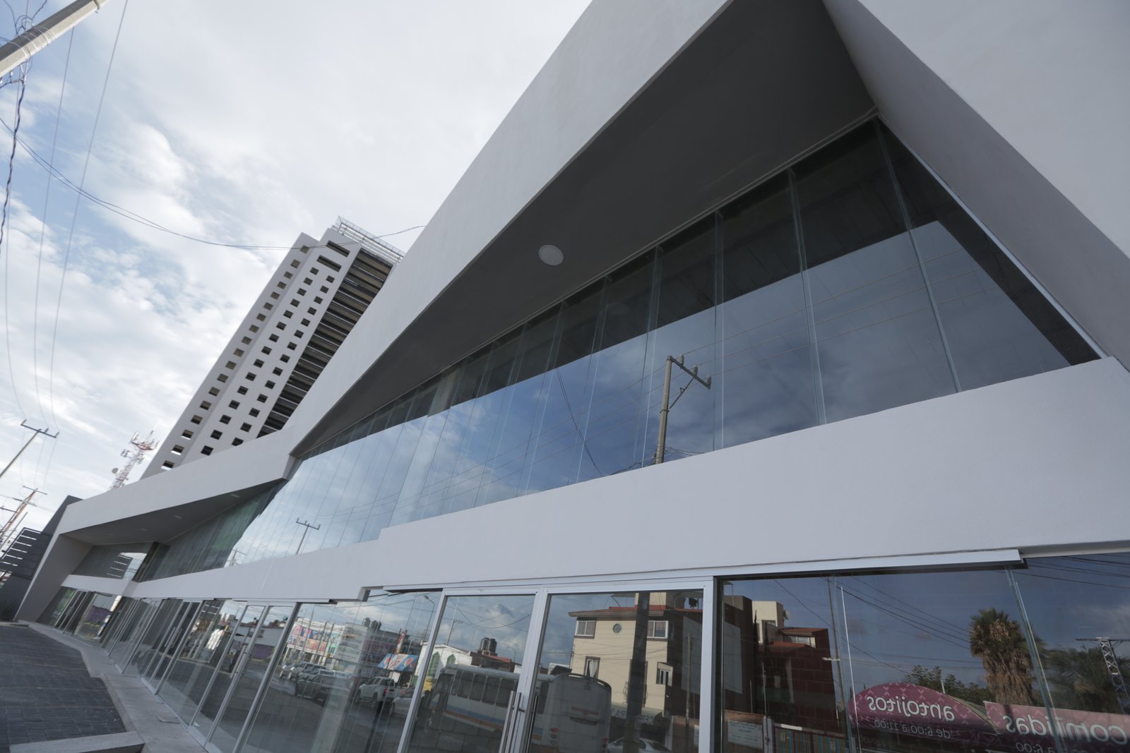 Obra comercial e institucional diseñada por Rafael Corro López