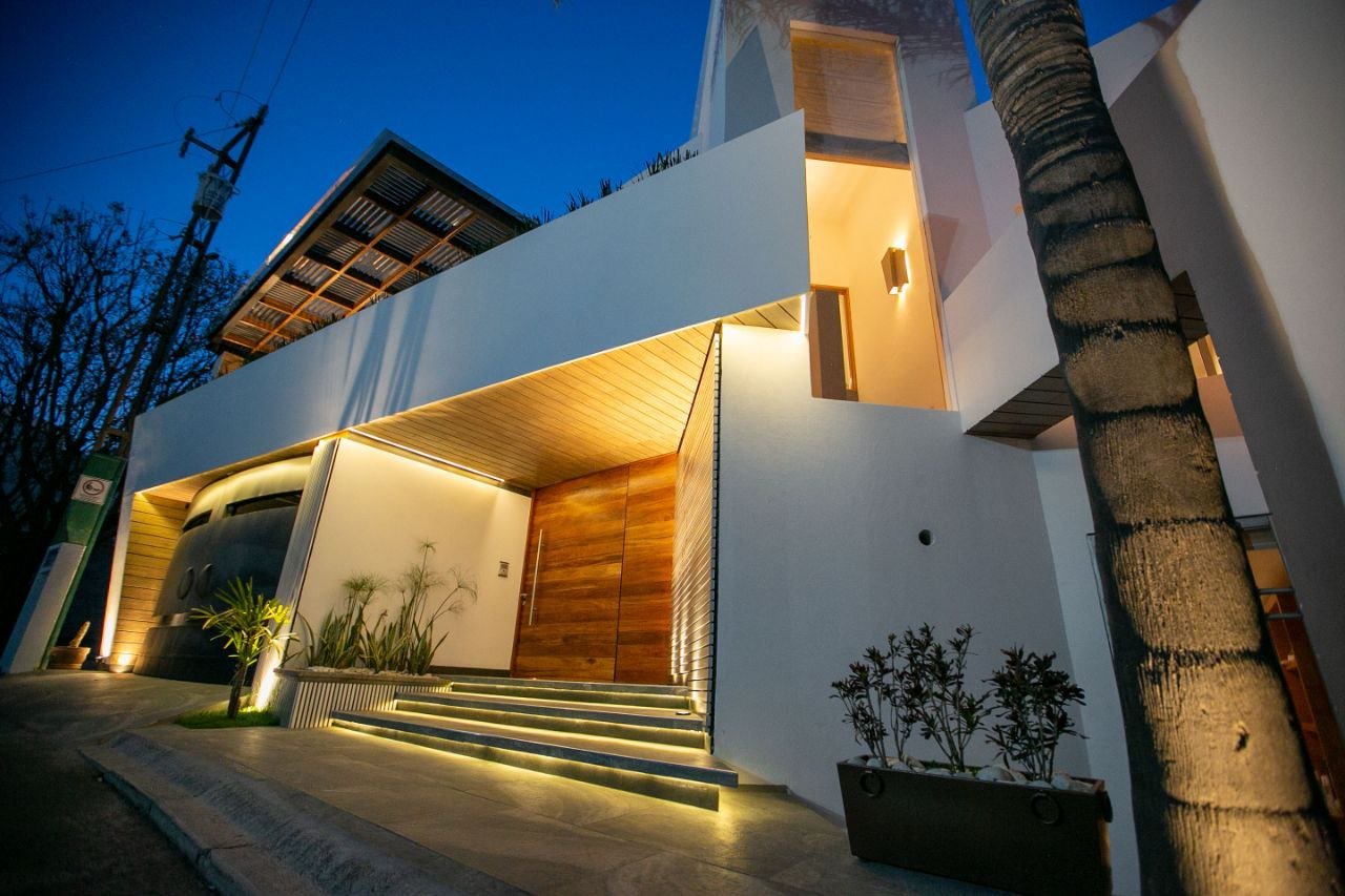 Vista principal de la Casa de la Luna